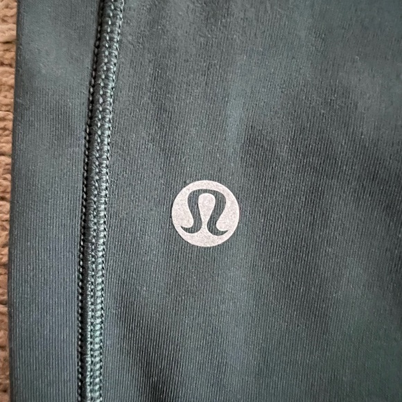 Lululemon cropped leggings size 8 - Picture 6 of 7